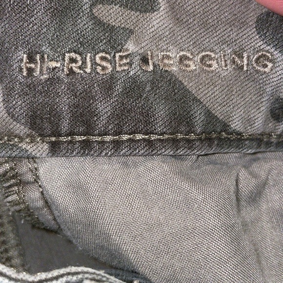 American Eagle N(E)XT LEVEL STRETCH Hi-Rise Jeggings.  Camouflage. Size 2 Short. - Picture 4 of 12